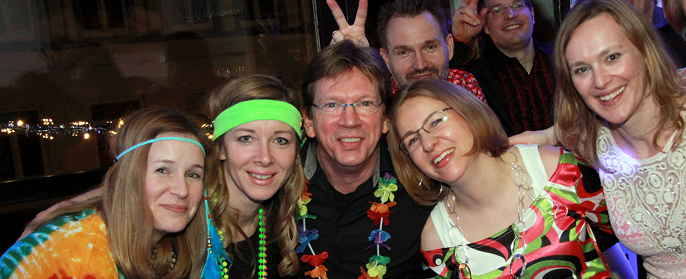 DJ Andy Nietsch mit Partygästen auf einer Feier